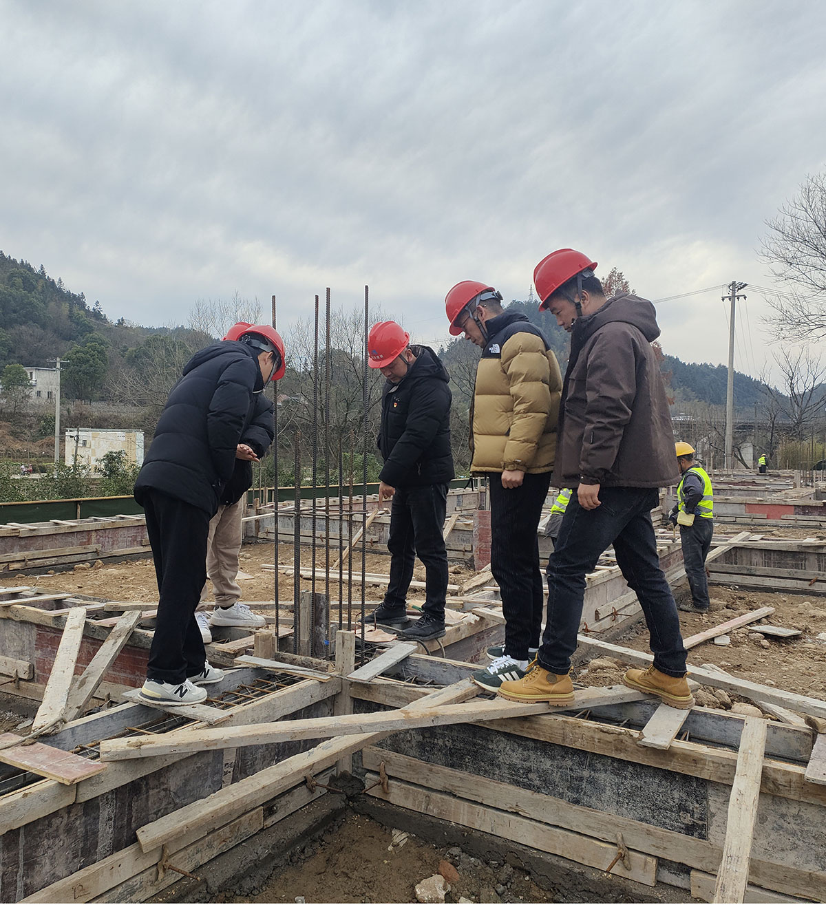 黨建引領進工地，支部聯(lián)動促發(fā)展